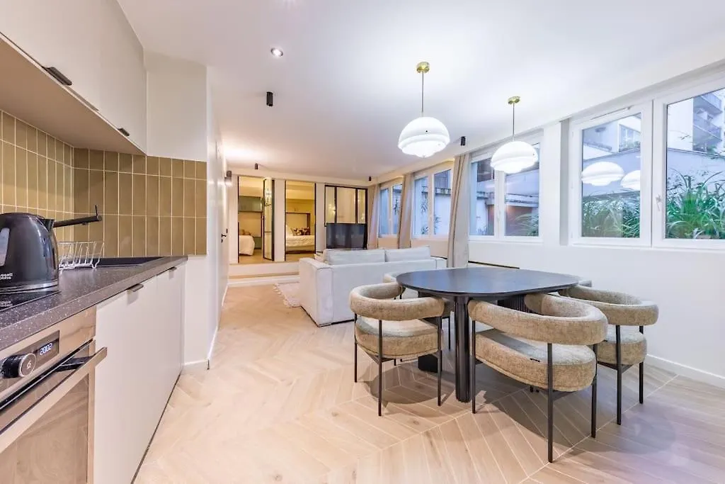 New Spacious 4 Star Family Apartment In Chic 16Th District contacts